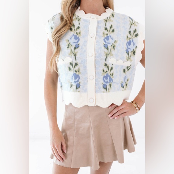 Floral Knit Sleeveless Scallop Button Down Vest Top - Blue and White - Picture 9 of 11